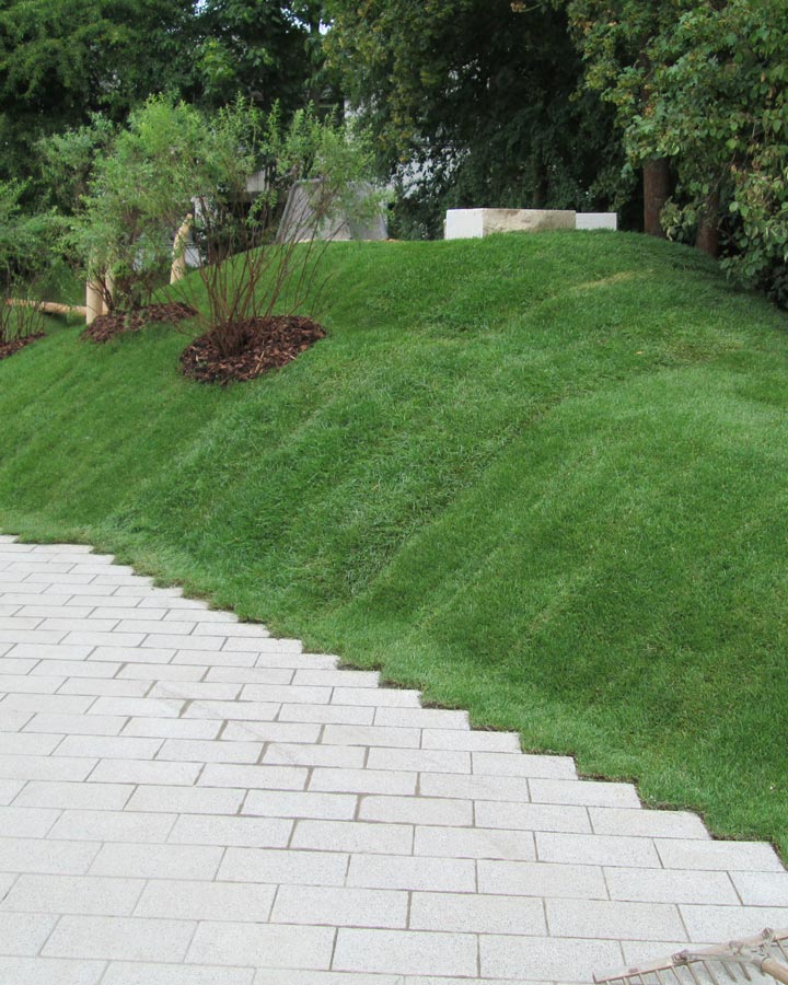 Verlegung von Rollrasen von Jung Garten- & Landschaftsbau