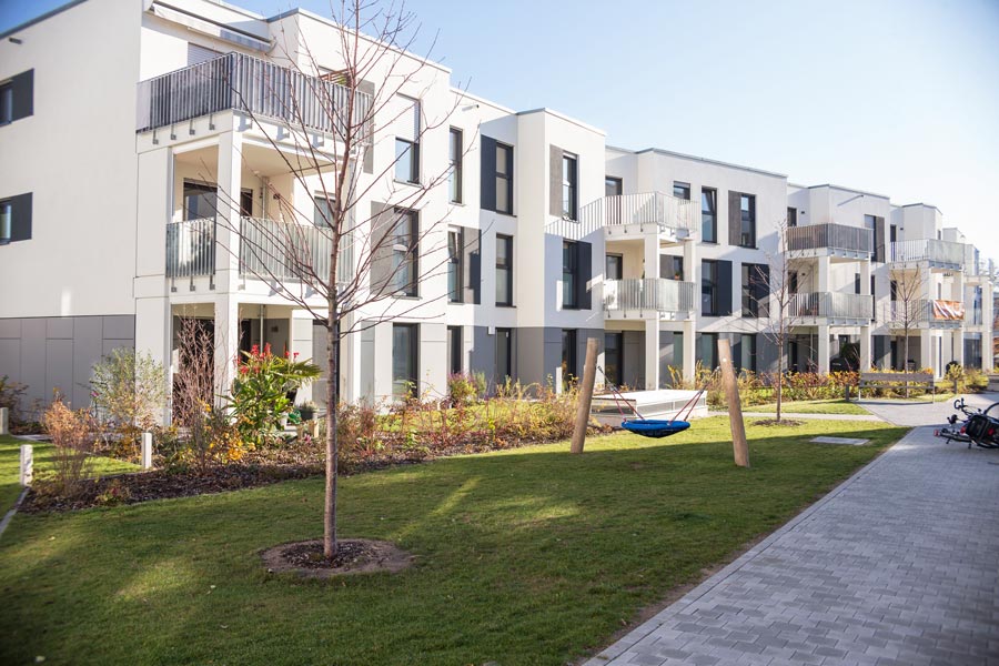 Harmonisch und lebendig gestaltete Außenanlage