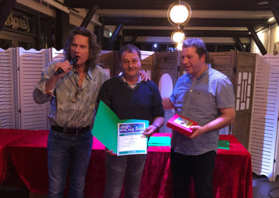 Jürgen Jung ehrt die Mitarbeiter